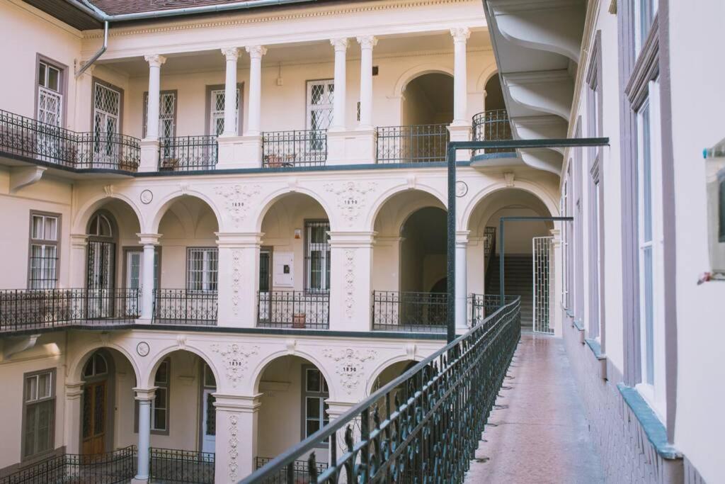 In Historical Building With Free Private Parking Budapesta