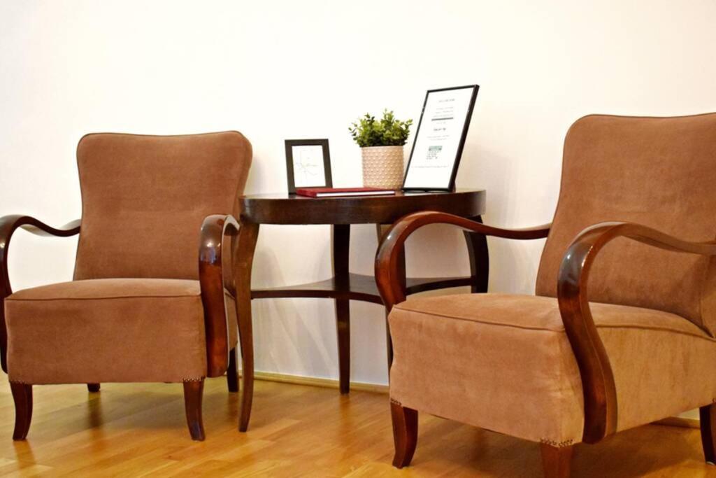 In Historical Building With Free Private Parking Apartament *